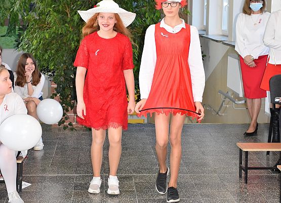 Pokaz mody biało - czerwonej