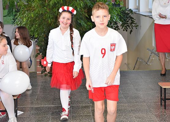 Pokaz mody biało - czerwonej