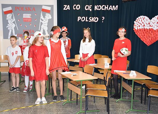 Pokaz mody biało - czerwonej