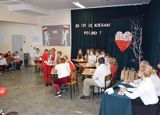 Przedstawiciele klas rozwiązują zadania konkursowe