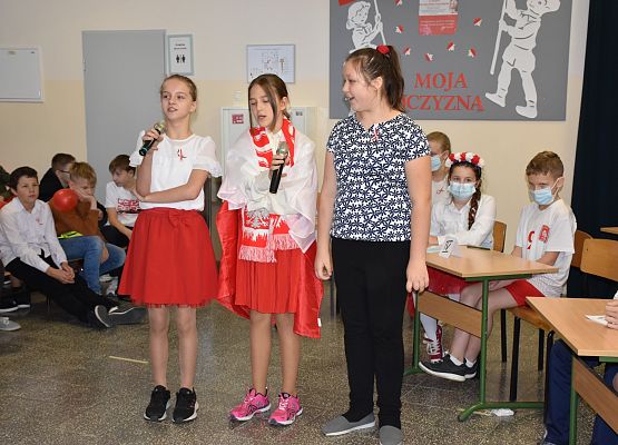 Trzy uczennice śpiewają piosenkę