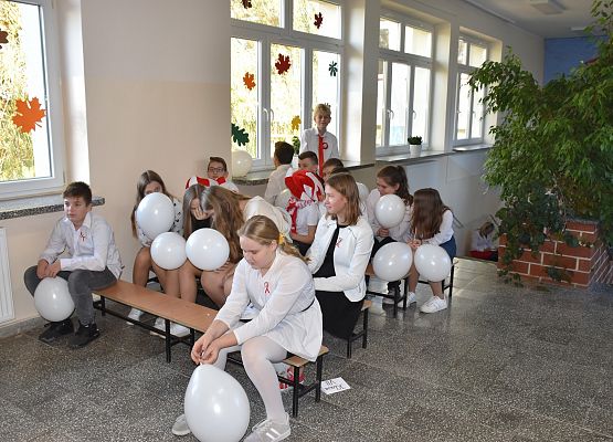 Uczniowie siedzą i oglądają występy kolegów i koleżanek