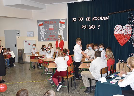 Przedstawiciele klas rozwiązują zadania konkursowe
