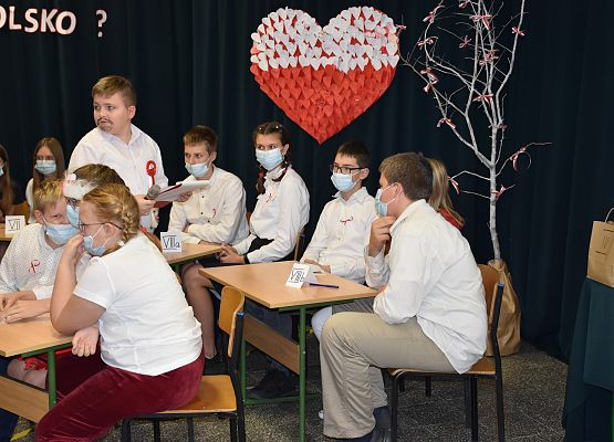 Przedstawiciele klas rozwiązują zadania konkursowe