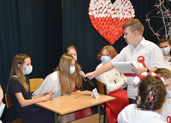 Przedstawiciele klas rozwiązują zadania konkursowe