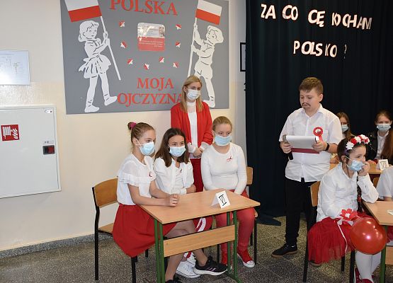 Przedstawiciele klas rozwiązują zadania konkursowe