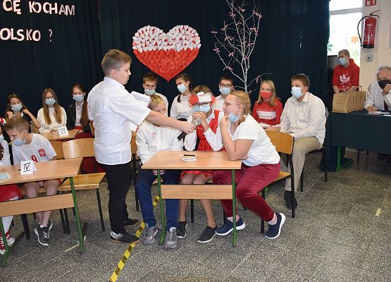 Przedstawiciele klas rozwiązują zadania konkursowe