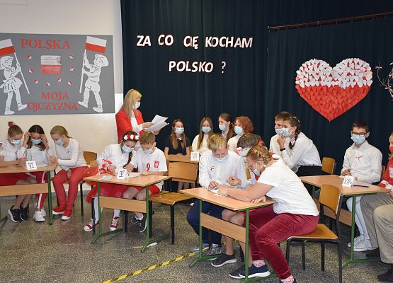 Przedstawiciele klas rozwiązują zadania konkursowe