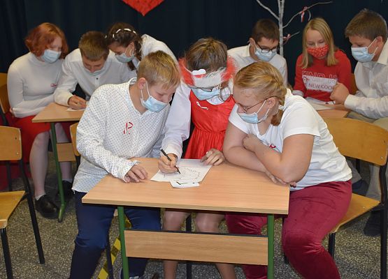 Przedstawiciele klas rozwiązują zadania konkursowe
