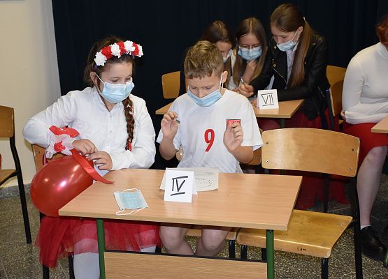 Przedstawiciele klas rozwiązują zadania konkursowe