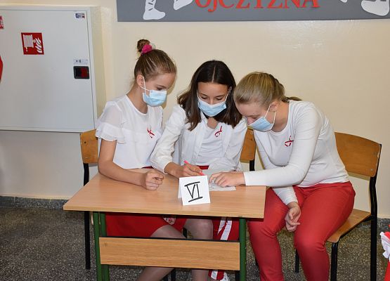 Przedstawiciele klas rozwiązują zadania konkursowe