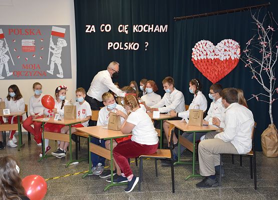 Dyrektor wręcza nagrody uczniom