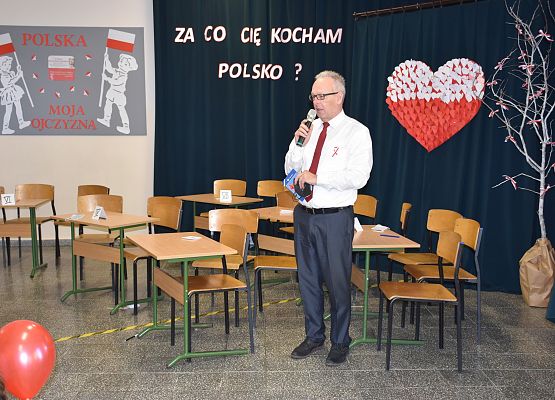 Pan dyrektor opowiada uczniom o Powstańcu Warszawskim