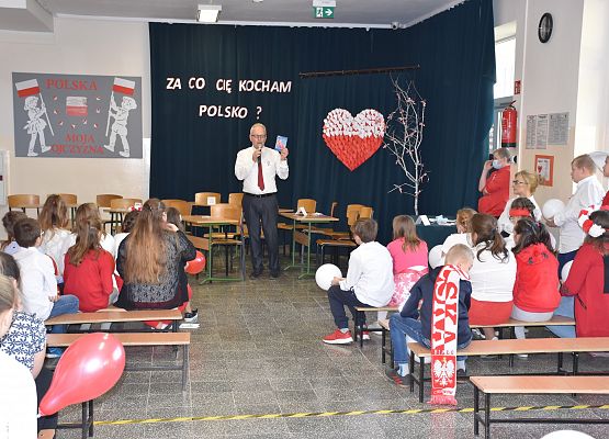 Pan dyrektor pokazuje uczniom kartkę od Powstańca Warszawskim