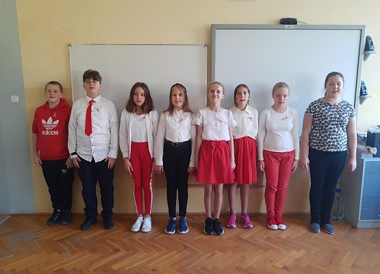 Uczniowie śpiewają hymn