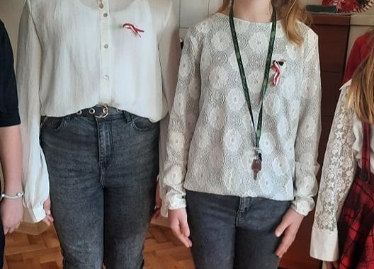 Uczennice śpiewają hymn