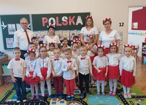 Przedszkolaki z dyrektorem i nauczycielkami śpiewają hymn