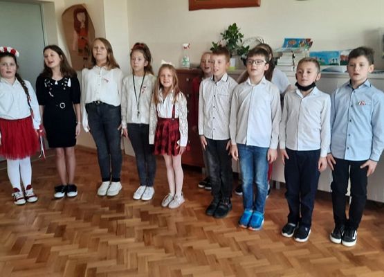 Uczniowie śpiewają hymn