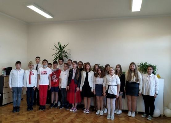 Uczniowie śpiewają hymn