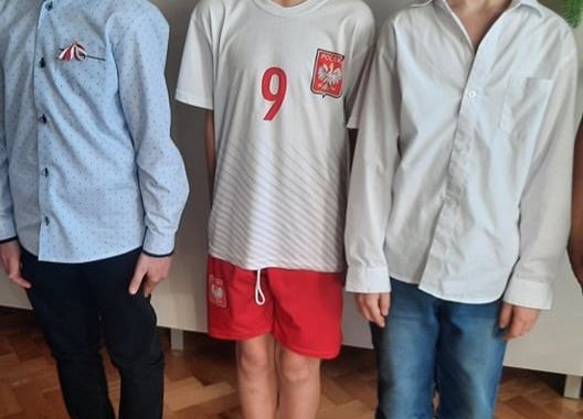 Uczniowie śpiewają hymn