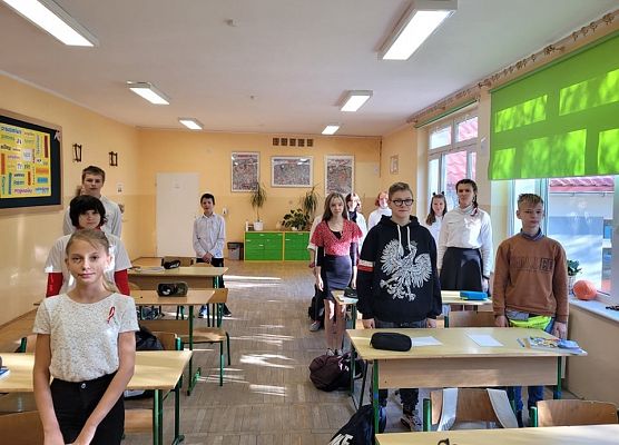 Uczniowie śpiewają hymn