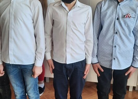 Uczniowie śpiewają hymn