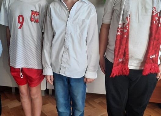 Uczniowie śpiewają hymn