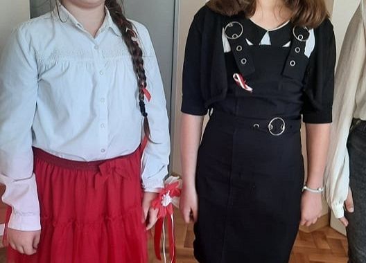 Uczennice śpiewają hymn