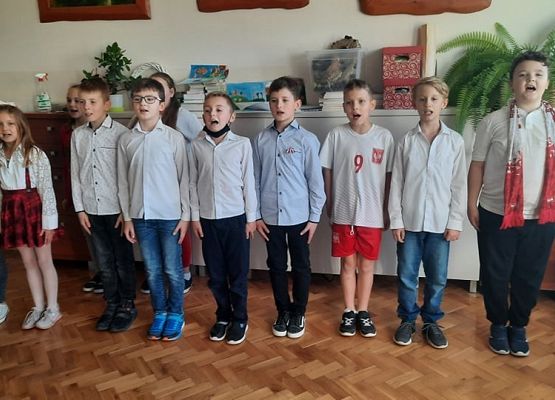 Uczniowie śpiewają hymn