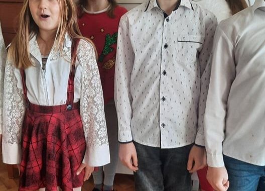 Uczniowie śpiewają hymn