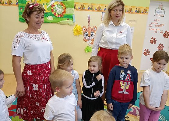 Przedszkolaki z paniami śpiewają hymn