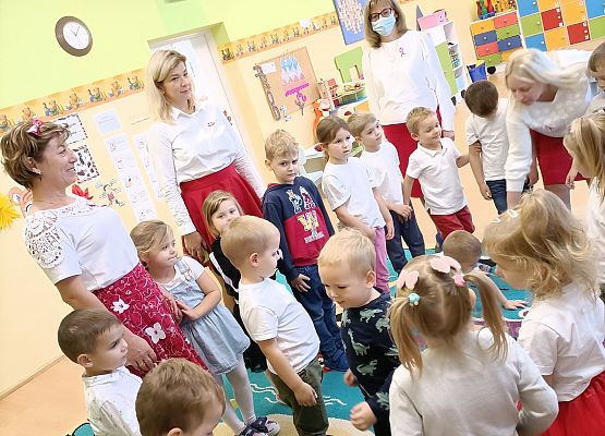 Przedszkolaki z panią dyrektor i z paniami śpiewają hymn