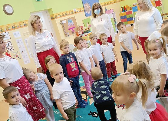 Przedszkolaki z panią dyrektor i z paniami śpiewają hymn