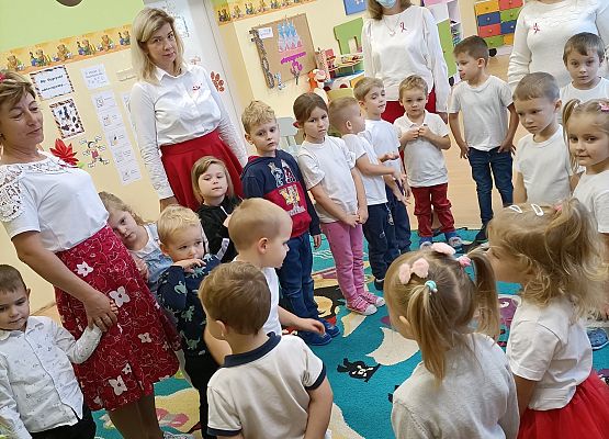 Przedszkolaki z panią dyrektor i z paniami śpiewają hymn