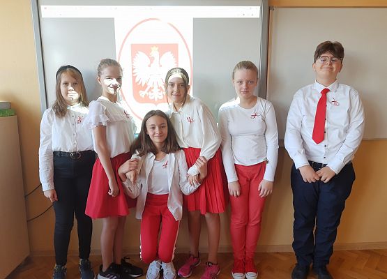 Grafika 17: Szkoła do hymnu