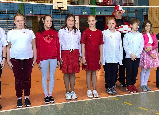 Uczniowie śpiewają hymn