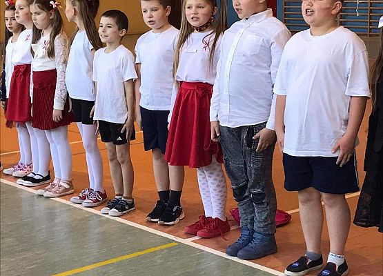 Uczniowie śpiewają hymn