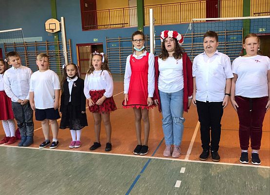 Uczniowie śpiewają hymn