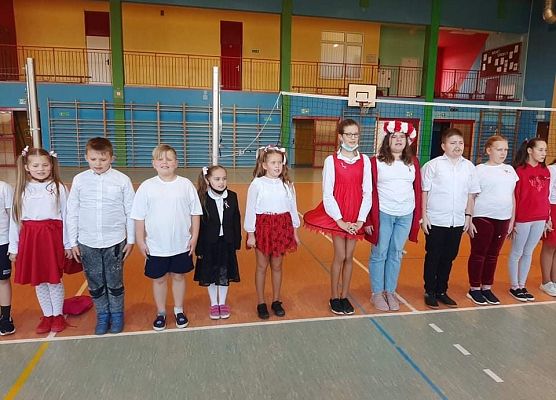 Uczniowie śpiewają hymn