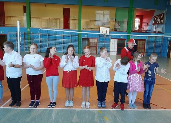 Uczniowie śpiewają hymn