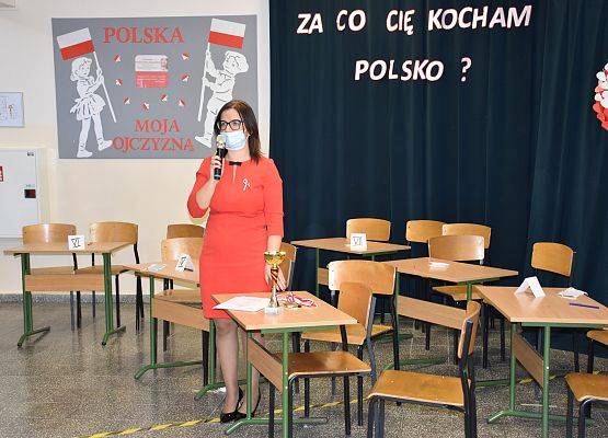 Nauczycielka przemawia do uczniów