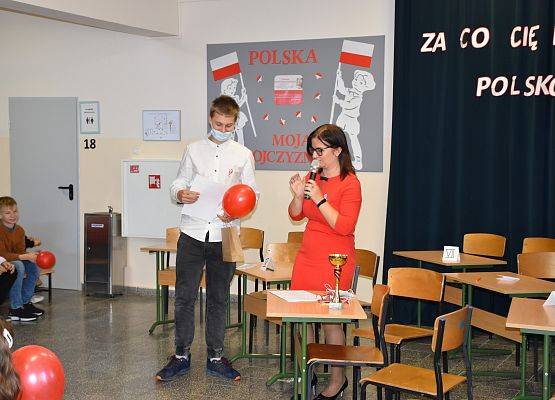 Nauczycielka wręcza uczniowi dyplom