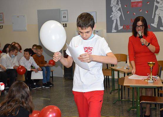 Uczeń otrzymał dyplom