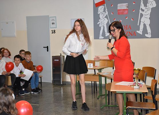 Nauczycielka wręcza uczennicy dyplom