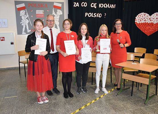 Nagrodzone uczennice w konkursie Mistrz Dat z panem dyrektorem i nauczycielką