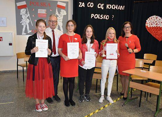 Nagrodzone uczennice w konkursie Mistrz Dat z panem dyrektorem i nauczycielką