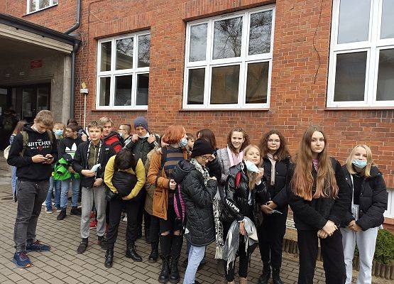 Uczniowie klas ósmych przed budynkiem szkoły.