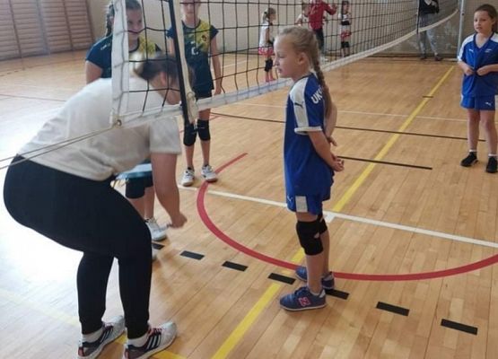 Uczennice podczas meczu w piłkę siatkową