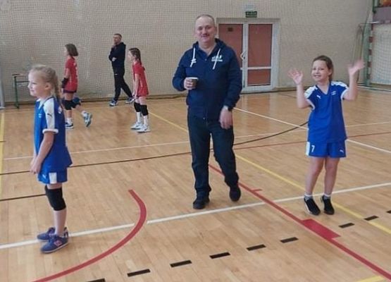 Uczennice z nauczycielem na zawdach sportowych