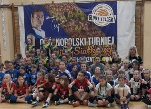 Zdjęcie grupowe uczestników Ogólnopolskiego Turnieju Piłki Siatkowej o Puchar Małgorzaty Glinki w Wałczu